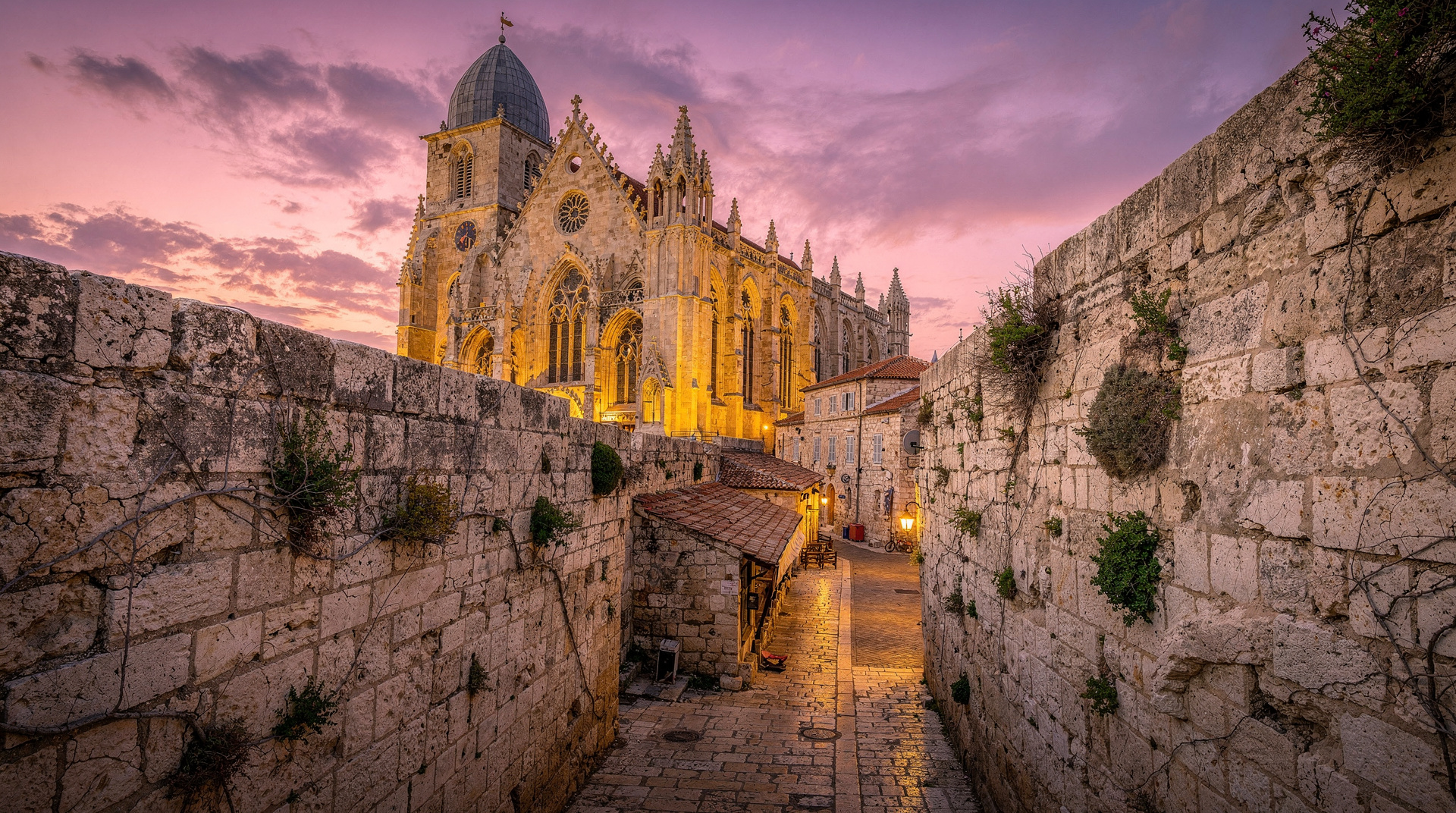 Famagusta: Venetian walls, Gothic cathedral and the ghost of Varosha